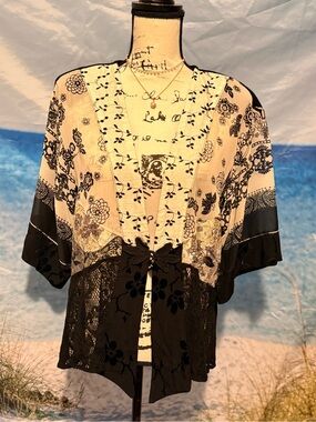 Spencer Alexis Patchwork Floral Lace Kimono
Jacket Black Cream Large